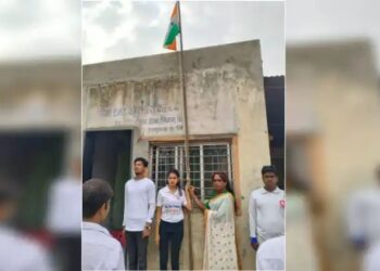 मिरजेत तृतीपंथीयाच्या हस्ते ध्वजारोहण.