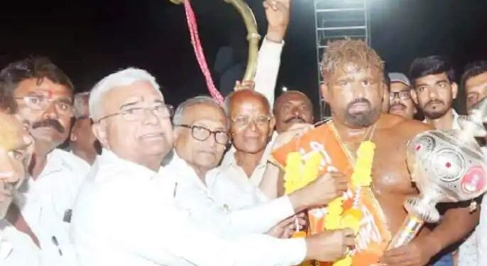 कुंडलच्या कुस्ती मैदानात सुमित मलिकची बाजी ; देव थापाची चटकदार लढत.