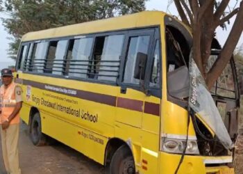 अपघात : शाळेची बस झाडावर धडकली; चौघे जखमी