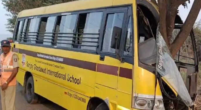 अपघात : शाळेची बस झाडावर धडकली; चौघे जखमी