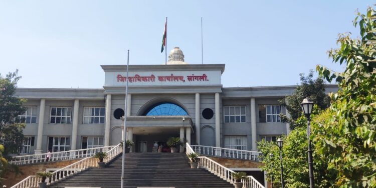 जेव्हा जिल्हाधिकारी कचेरी ओस पडते…. भेटायचे कुणाला ? नागरिक कोड्यात.