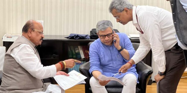 सांगली जिल्ह्यातील रेल्वेशी संबंधित विविध विषयांवर केंद्रीय रेल्वे मंत्र्याशी सकारात्मक चर्चा