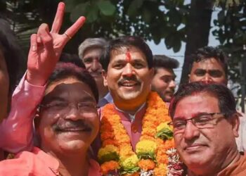 विधान परिषदेत आमदार बनले ; विजयोत्सवाच्या रॅलीत खिशातून ७५ हजार हाणले..!