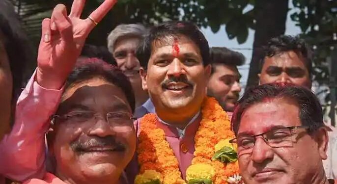 विधान परिषदेत आमदार बनले ; विजयोत्सवाच्या रॅलीत खिशातून ७५ हजार हाणले..!