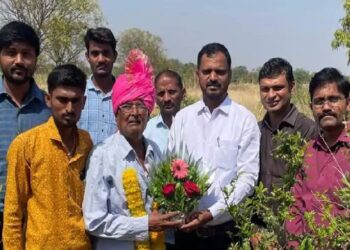 अखेर “त्या” शेतकऱ्यास मिळाली रीतसर वीज जोडणी ; अधिकाऱ्यांसमोर इंग्रजीतून मांडल्या होत्या समस्या..!