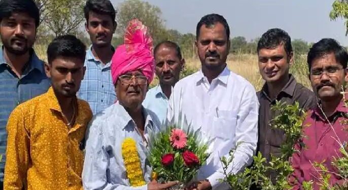 अखेर “त्या” शेतकऱ्यास मिळाली रीतसर वीज जोडणी ; अधिकाऱ्यांसमोर इंग्रजीतून मांडल्या होत्या समस्या..!