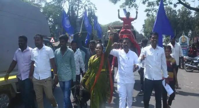 सांगलीत दलित महासंघाचा उंट व शेळ्यांसह महापालिकेवर मोर्चा