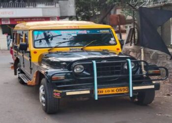 एस.टी सवलतीच्या निषेधार्थ सांगलीत राज्य शासनाच्या विरोधात वडाप चालकांनी केला काळे झेंडे लावून निषेध.