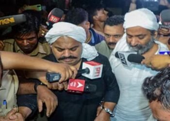 पत्रकारांशी बोलत असताना अचानक गँगस्टर अतिकच्या डोक्यात बसली गोळी; पाहा थरकाप उडवणारा व्हिडिओ.