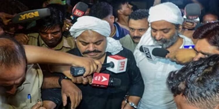 पत्रकारांशी बोलत असताना अचानक गँगस्टर अतिकच्या डोक्यात बसली गोळी; पाहा थरकाप उडवणारा व्हिडिओ.