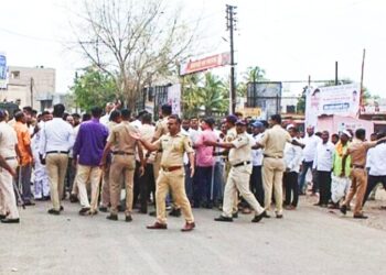 खळबळ :वातावरण तापले ; आमदार गोपीचंद पडळकर यांनी ग्रामपंचायत सदस्याच्या कांनशिलात लगावली