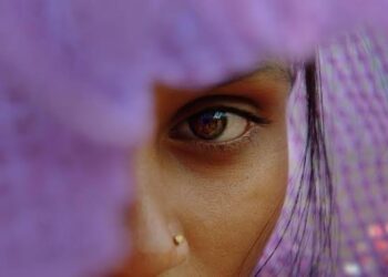 “महिलेच्या मधाळ संवादात हरवत “नको ते केलं” .. व्हिडिओ कॉलमूळे होत्याचं नव्हंत झालं..”