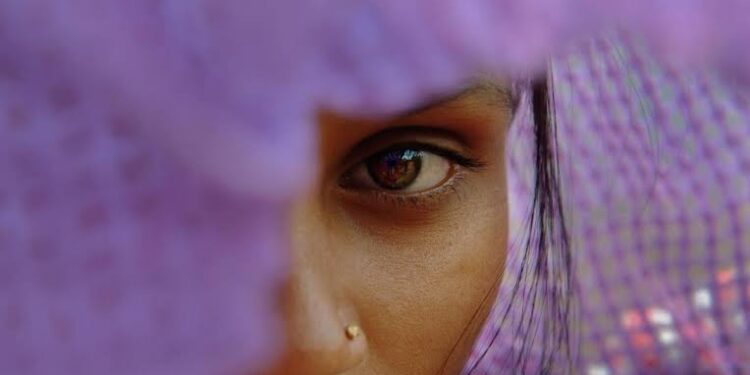 “महिलेच्या मधाळ संवादात हरवत “नको ते केलं” .. व्हिडिओ कॉलमूळे होत्याचं नव्हंत झालं..”