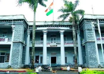 कोल्हापूर जिल्हाधिकारी कार्यालयावर मोठी कारवाई