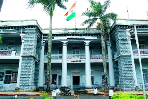 कोल्हापूर जिल्हाधिकारी कार्यालयावर मोठी कारवाई