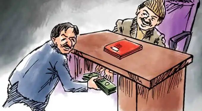 ब्रेकींग | तीन हजारांची लाच घेताना एक्साईजचे निरीक्षक, दुय्यम निरीक्षक व कॉन्स्टेबलला रंगेहाथ अटक.