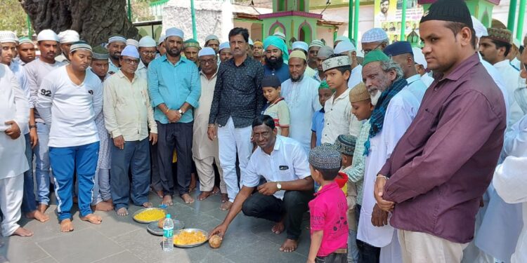 कुपवाडचे ग्रामदैवत हजरत लाडले माशायक दर्ग्याच्या बाहेरील बाजूस फरशी बसविण्याच्या कामाला सुरुवात