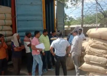 नागज फाट्यावर १ कोटी १७ लाखांचा गुटखा पकडला; दोन कंटेनर जप्त, तिघांच्या आवळल्या मुसक्या..