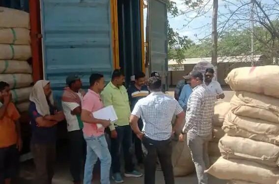 नागज फाट्यावर १ कोटी १७ लाखांचा गुटखा पकडला; दोन कंटेनर जप्त, तिघांच्या आवळल्या मुसक्या..