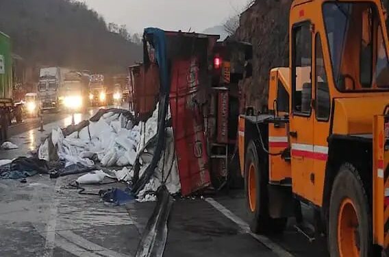 बोरघाट उतरताना ब्रेक फेल, चालकाचा ताबा सुटला अन् ट्रक पलटला; मुंबई-पुणे द्रुतगती मार्गावर भीषण अपघात