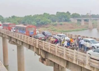 वादळी पावसाने उदगाव पुलाजवळ झाडे पडली, सांगली-कोल्हापूर महामार्ग चार तास ठप्प