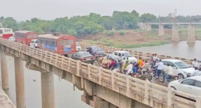 वादळी पावसाने उदगाव पुलाजवळ झाडे पडली, सांगली-कोल्हापूर महामार्ग चार तास ठप्प