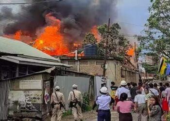 सर्वात मोठी बातमी! केंद्रीय मंत्र्यांच्या घराला जमावानं लावली आग