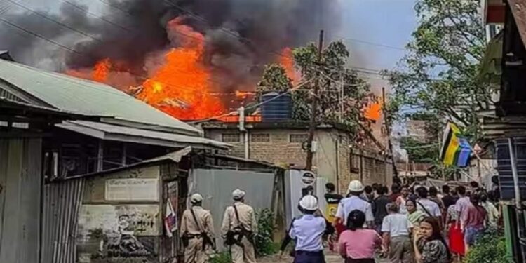 सर्वात मोठी बातमी! केंद्रीय मंत्र्यांच्या घराला जमावानं लावली आग