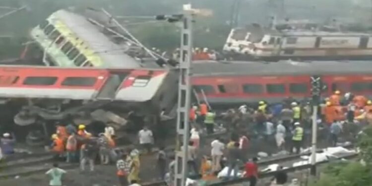 सर्वात मोठा रेल्वेचा भीषण अपघात, 233 लोक जागीच ठार तर 900 जण गंभीर जखमी; बचावकार्य अजूनही सुरूच