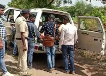 दरोड्यातील सफारी गाडी “भोसे” गावात सापडली : गावात उडाली खळबळ