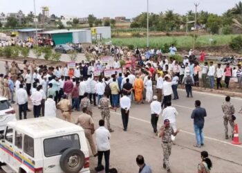 २० किमी परिघातील गावांना हवी टोलमुक्ती; स्थानिक टोलमुक्ती संघर्ष समितीच्यावतीने रास्ता रोको