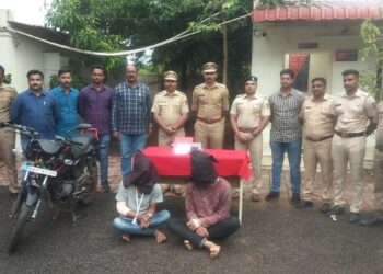 मिरजेत महिलेच्या गळ्यातील मंगळसूत्र हिसडा मारणाऱ्या चोरट्यांचा अपघात ; थोबाड फुटले : पोलिसांनी घेतले ताब्यात.