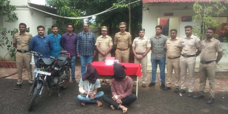 मिरजेत महिलेच्या गळ्यातील मंगळसूत्र हिसडा मारणाऱ्या चोरट्यांचा अपघात ; थोबाड फुटले : पोलिसांनी घेतले ताब्यात.