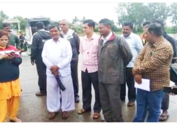 निलेवाडी गावचा प्रांताधिकारी, तहसीलदार, गटविकास अधिकारी यांनी घेतला आढावा