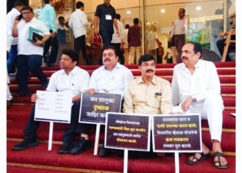 जत तालुका दुष्काळी जाहीर करा; आमदाराचं विधानभवनाच्या पायरीवर आंदोलन