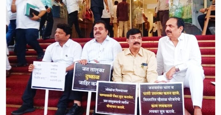 जत तालुका दुष्काळी जाहीर करा; आमदाराचं विधानभवनाच्या पायरीवर आंदोलन