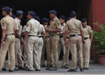 धक्कादायक! मध्यरात्री एका टोळक्याने केला पोलिसांवर गोळीबार, एक पोलीस जखमी