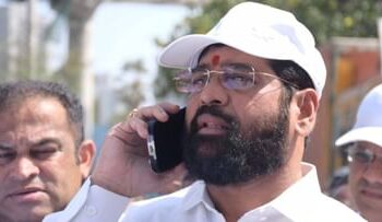 मुंबईत थांबा, मुख्यमंत्र्यांचे आमदारांना फोन, थोड्याच वेळात ‘वर्षा’वर बैठक; राजकीय घडामोडींना वेग