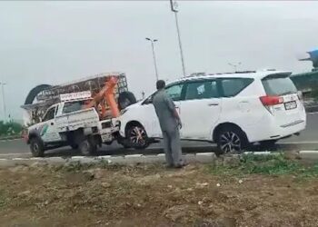 झेडपीचे मुख्य कार्यकारी अधिकारी आयुष प्रसाद यांचा भीषण अपघात