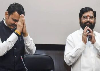 एकनाथ शिंदे आणि देवेंद्र फडणवीस यांच्यात मध्यरात्री दोन तास खलबतं, अजितदादा नव्हते; सर्वांच्या भुवया उंचावल्या.