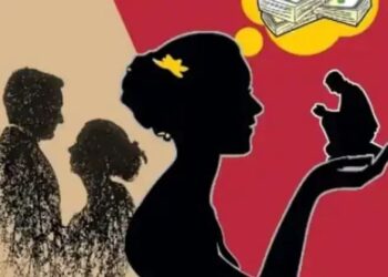 खळबळजनक घटना! कोंबडीचं रक्त लावून बलात्काराचा केला आरोप; हनी ट्रॅपमधून ३ कोटी उकळले..