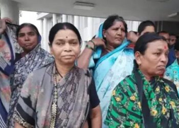 कामगार मंत्र्यांच्या मतदारसंघातील गावात जातीवाद, १५० दलित कुटुंबं गाव सोडून मंत्रालयाकडे जाणार..