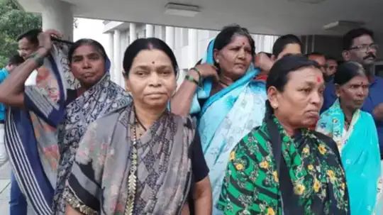 कामगार मंत्र्यांच्या मतदारसंघातील गावात जातीवाद, १५० दलित कुटुंबं गाव सोडून मंत्रालयाकडे जाणार..