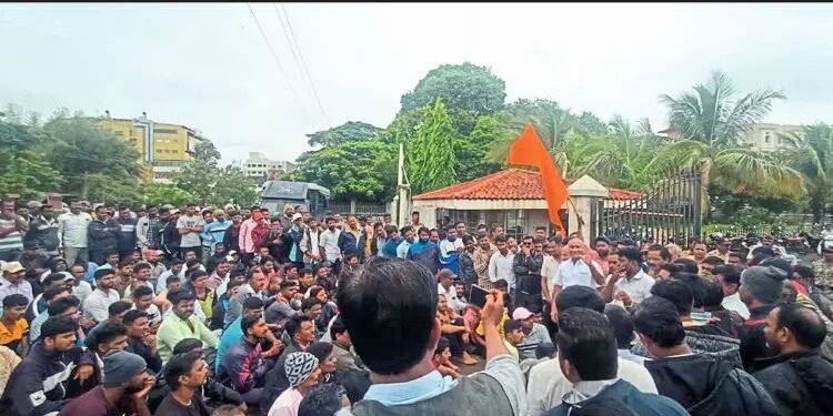 बेडगची बदनामी करणाऱ्यांचा ग्रामस्थांकडून निषेध; गाव बंदचा निर्णय : “या” दिवशी मिरजेतून जिल्हाधिकारी कार्यालयावर काढणार मोर्चा.