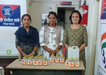 सांगली पोलीस | बापरे..! महिला पोलिसांपासून सावध; आता फक्त कार्यालयीन काम नाही, तर थेट मैदानात..! ३२ देशी दारूच्या बाटल्यांसह गावठी दारू जप्त.