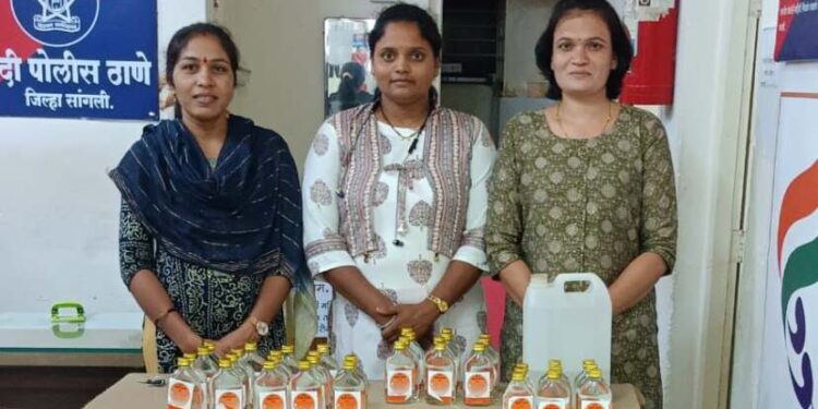 सांगली पोलीस | बापरे..! महिला पोलिसांपासून सावध; आता फक्त कार्यालयीन काम नाही, तर थेट मैदानात..! ३२ देशी दारूच्या बाटल्यांसह गावठी दारू जप्त.