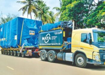 प्रशासनाच्या कर्मचाऱ्यांनीच मोडली नियमावली ; दिवसा अवजड वाहतुकीस शहरात बंदी असताना ईव्हीएम मशीन आणि निवडणुकीचे साहित्य घेवून ९८ चाकांचा कंटेनर बिनधास्तपणे शहरात घातला..?