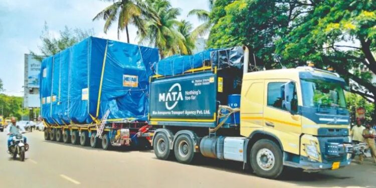 प्रशासनाच्या कर्मचाऱ्यांनीच मोडली नियमावली ; दिवसा अवजड वाहतुकीस शहरात बंदी असताना ईव्हीएम मशीन आणि निवडणुकीचे साहित्य घेवून ९८ चाकांचा कंटेनर बिनधास्तपणे शहरात घातला..?