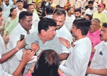 महिला कर्मचाऱ्यांना धमकी देणारा “तो” नगरसेवक कोण..?