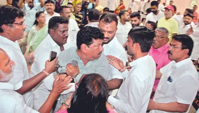 महिला कर्मचाऱ्यांना धमकी देणारा “तो” नगरसेवक कोण..?